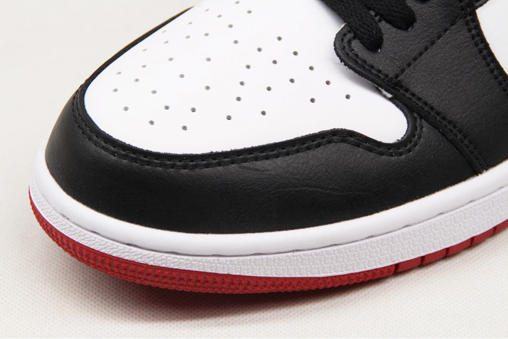 air jordan 1 retro low og black toe (2023)