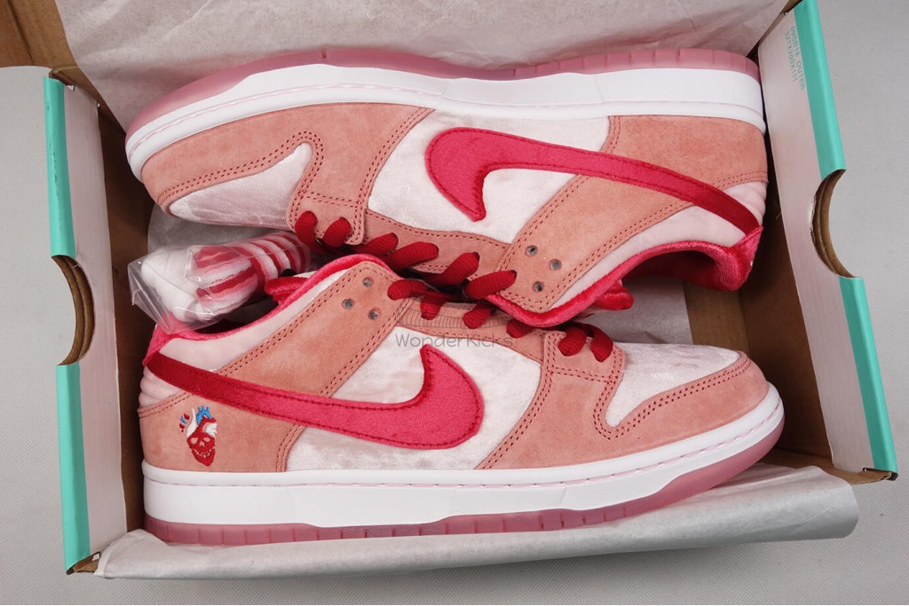 sb dunk low strangelove skateboards