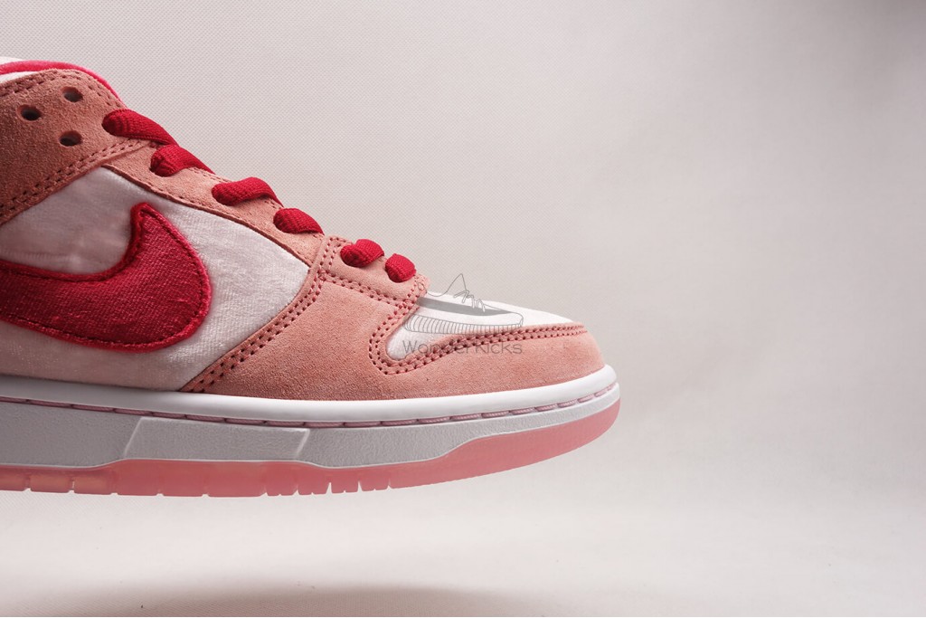 sb dunk low strangelove skateboards