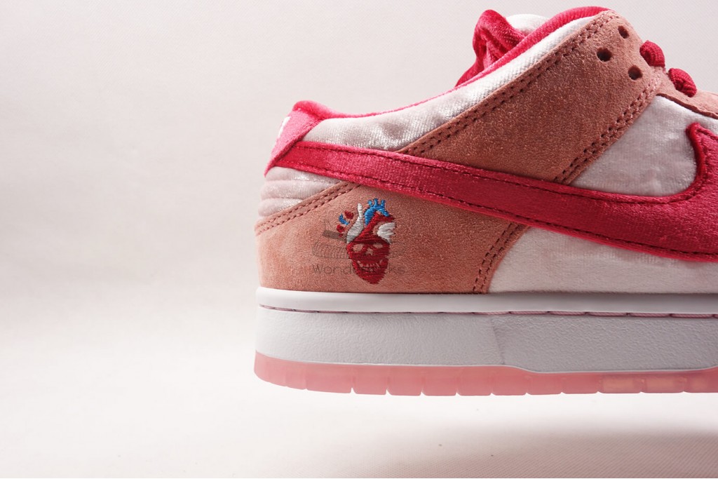 sb dunk low strangelove skateboards