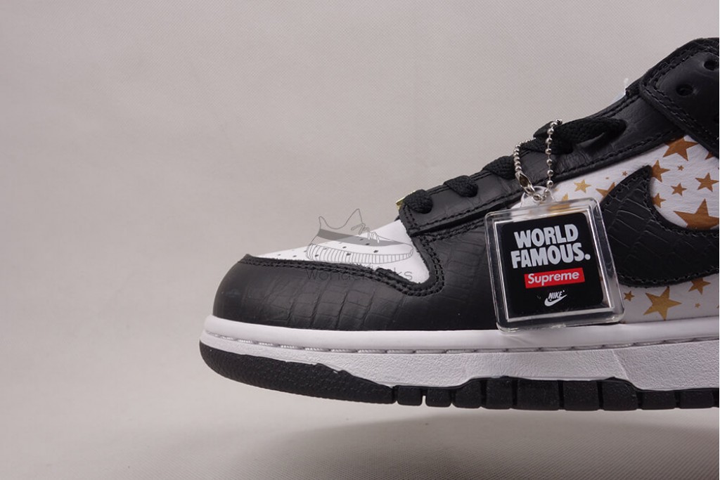 sb dunk low Sup*e stars black