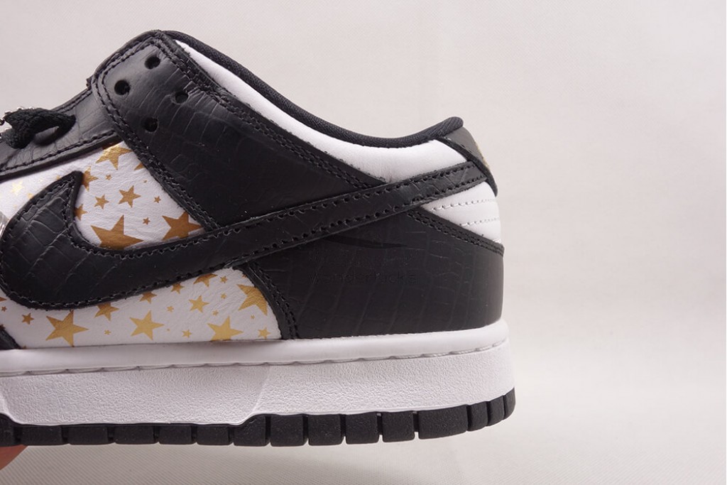 sb dunk low Sup*e stars black