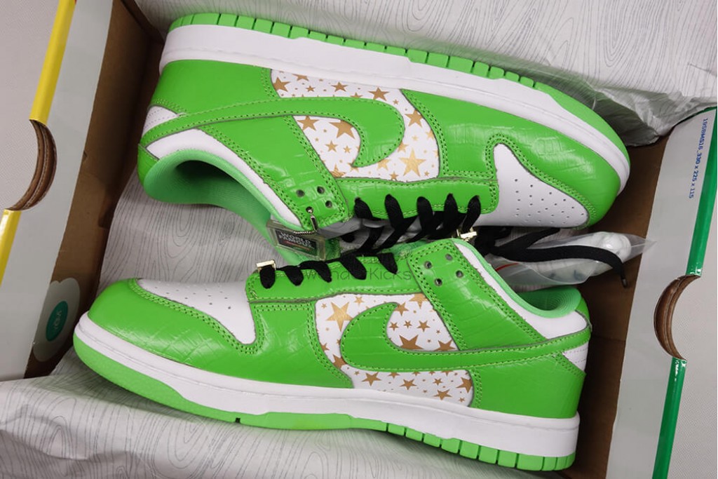 sb dunk low Sup*e stars mean green