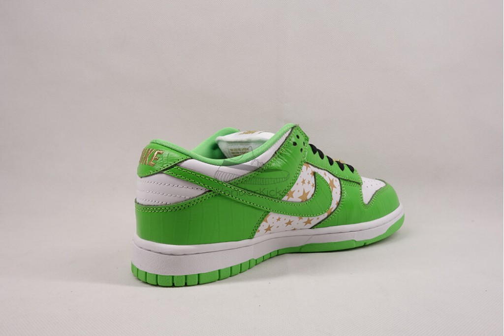 sb dunk low Sup*e stars mean green