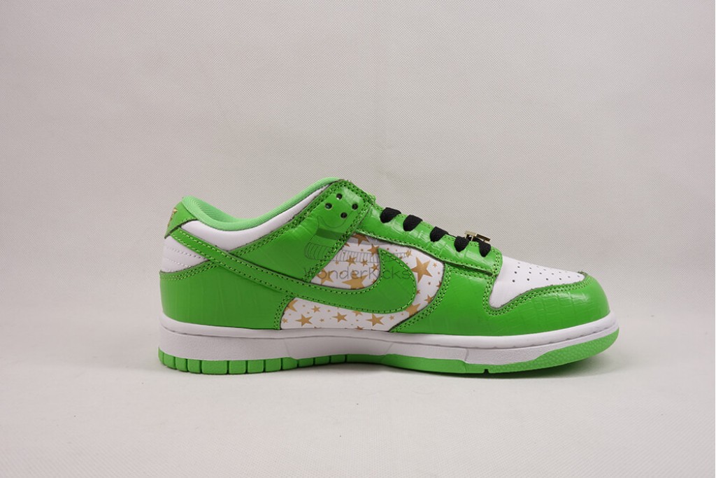 sb dunk low Sup*e stars mean green