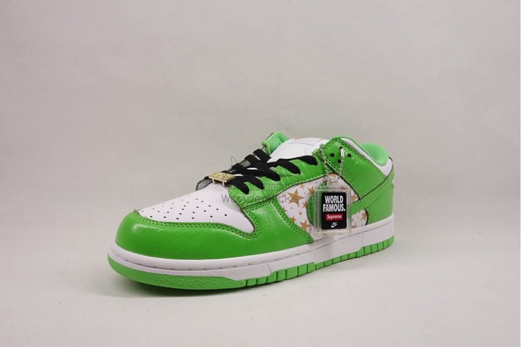 sb dunk low Sup*e stars mean green