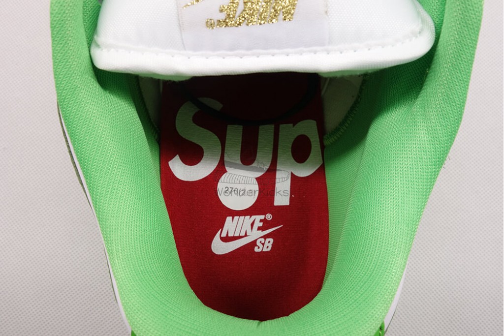 sb dunk low Sup*e stars mean green