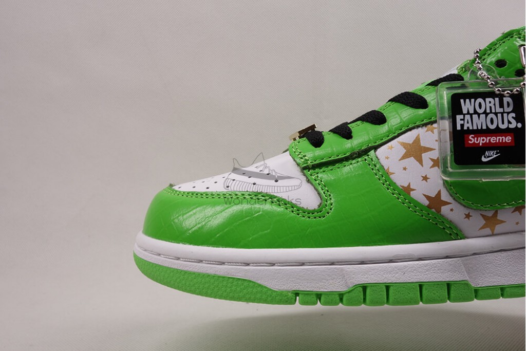 sb dunk low Sup*e stars mean green